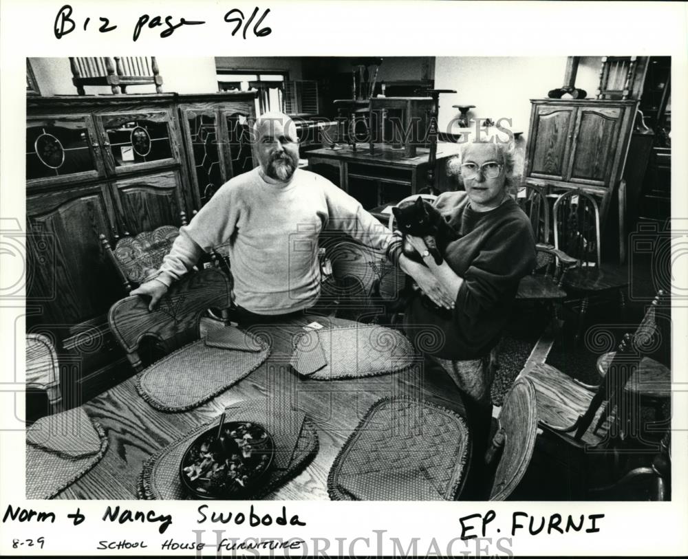 1990 Press Photo Norm and Nancy Swoboda at the Schoolhouse Furniture Store - Historic Images