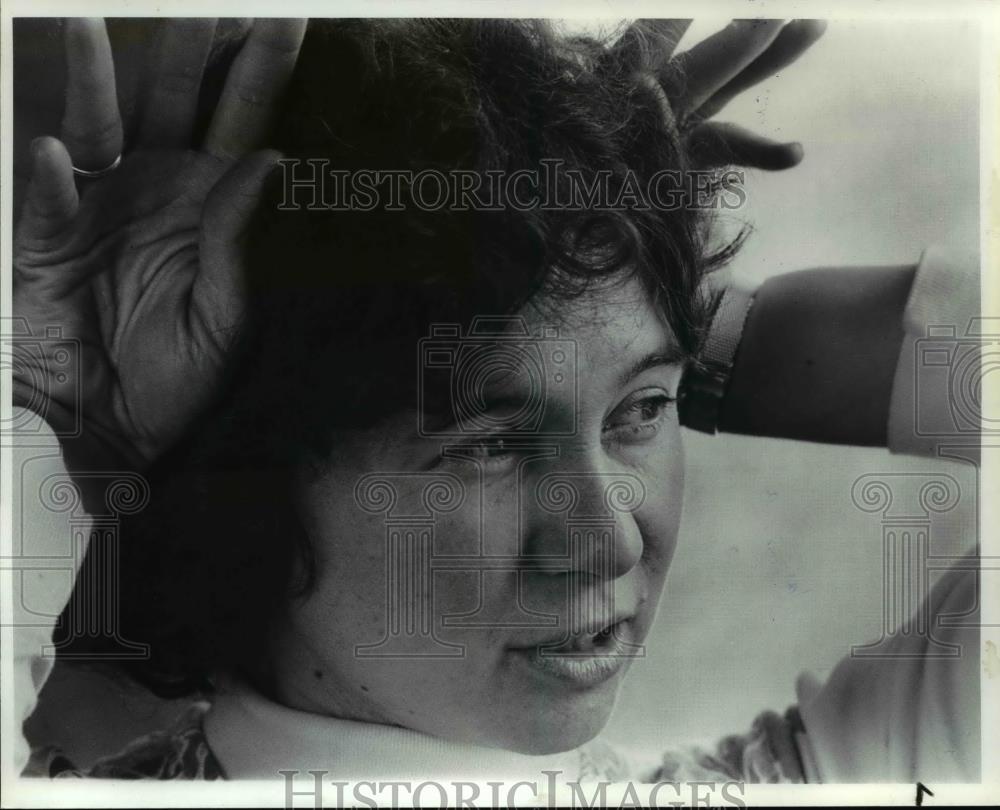 1983 Press Photo Rosana Hart Demonstrates Llama Language with Ears - orb75119 - Historic Images