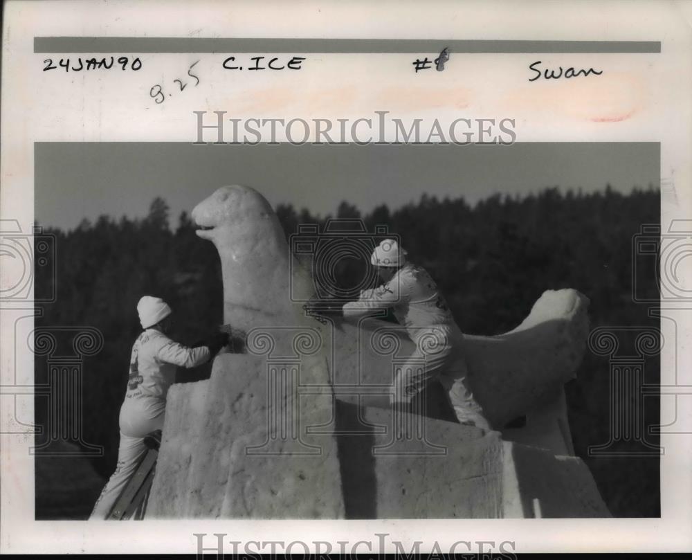 1990 Press Photo Mauri Ylitalo & Esa Fors works on The Ice Queen's Party - Historic Images