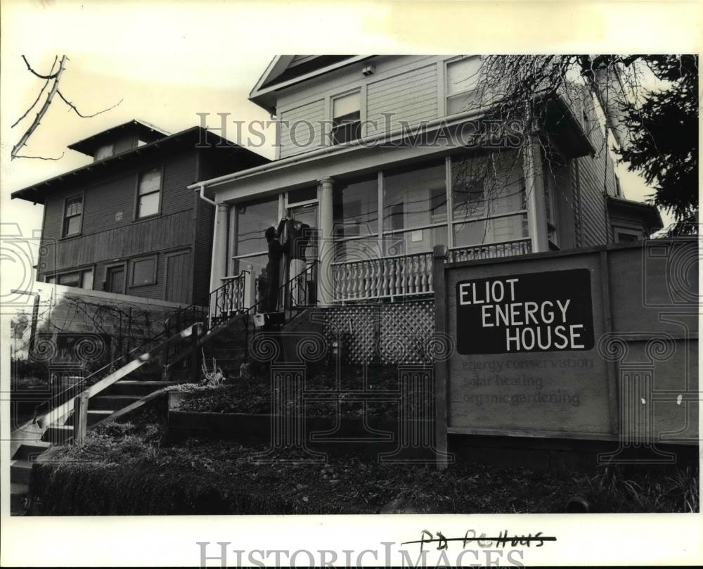 1985 Press Photo Robin Christie & Heidi Sherk add weather stripping to Elliot - Historic Images