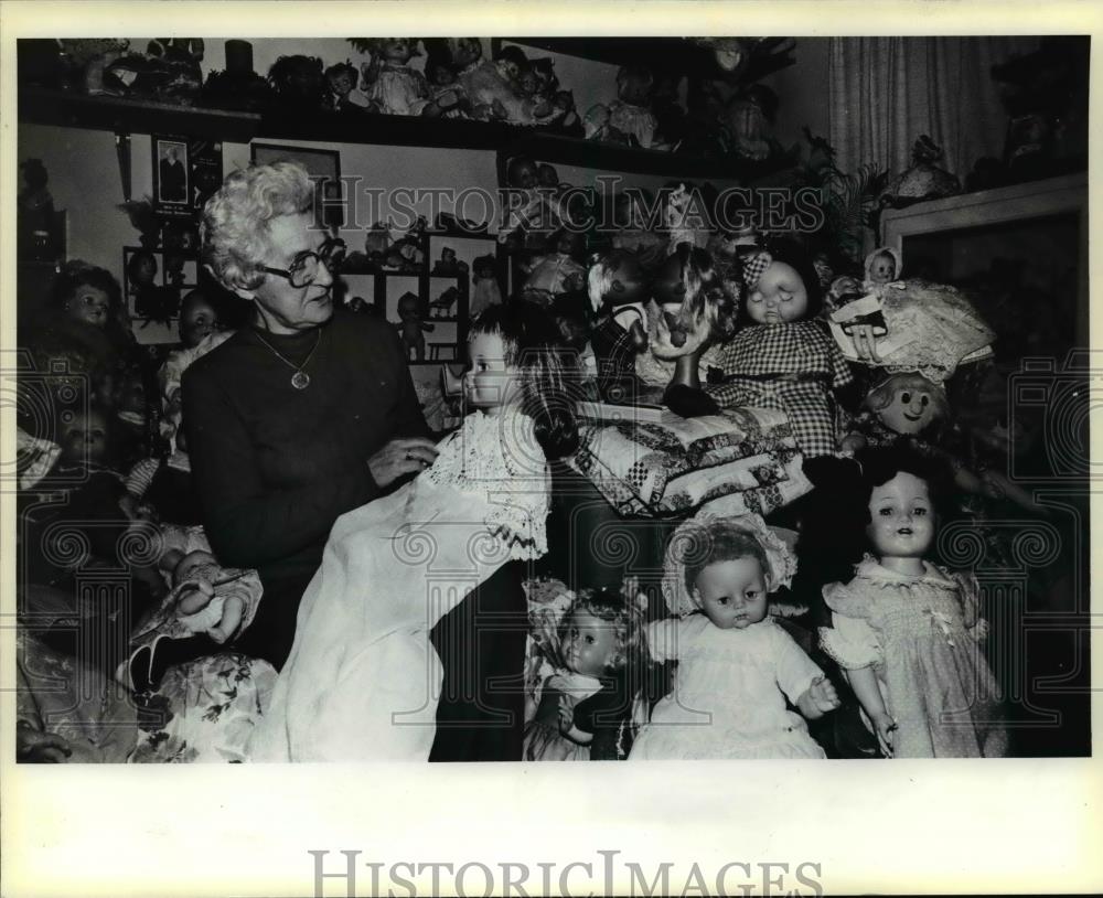 1980 Press Photo DollsLake Grove apartmentLaDele Watt orb75610