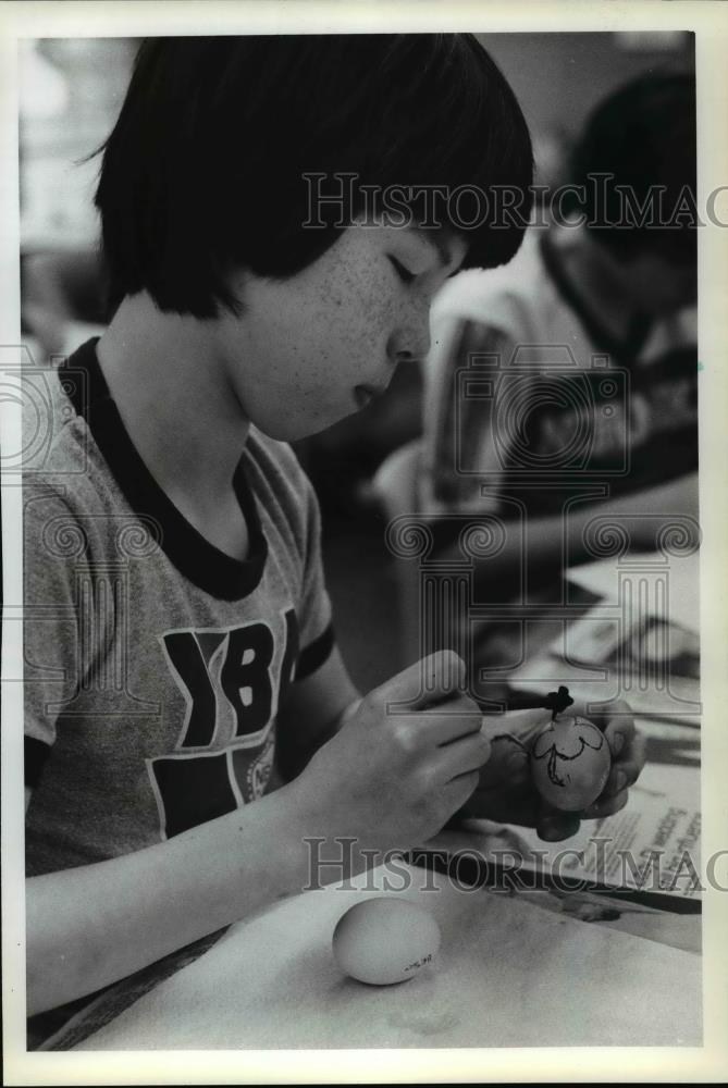 1982 Press Photo Using "Kiska" to crew four leaf clover on Easter Egg - Historic Images