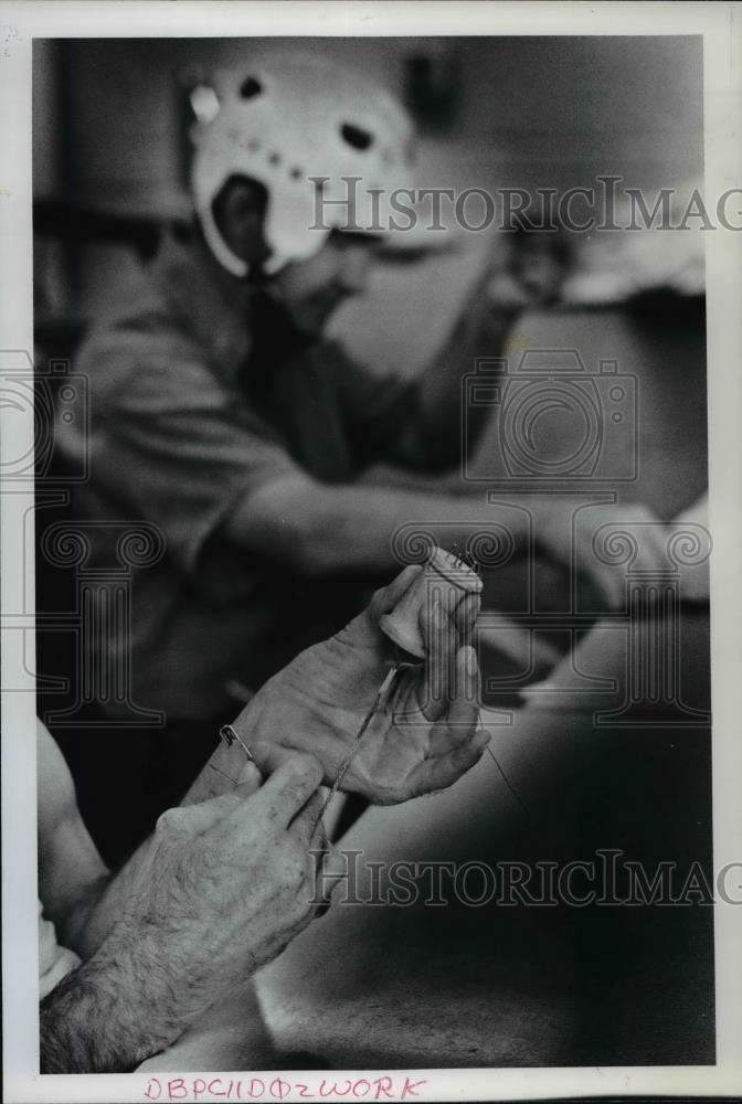 1977 Press Photo Residents of Fairview Hospital and Training Center at workshop - Historic Images