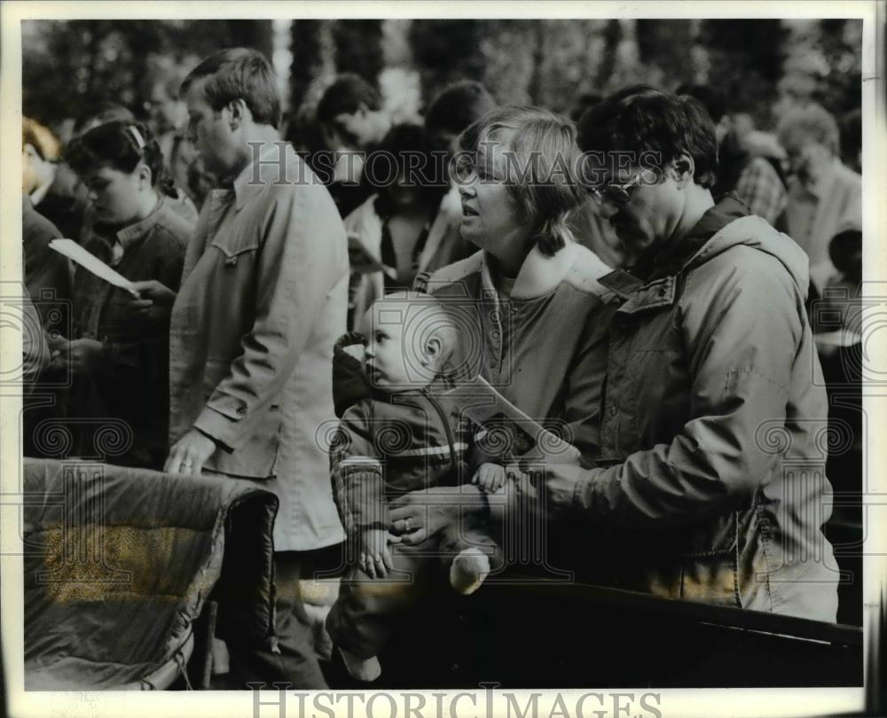 1987 Press Photo Bill Meyers &amp; Family Sing Joyful Easter Hymns - orb77694 - Historic Images