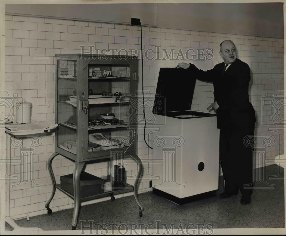 1947 Press Photo City Commissioner Fred L. Peterson, looking at refrigiration - Historic Images