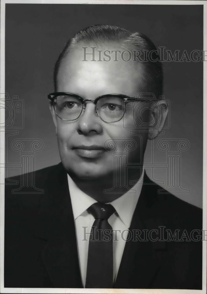 1962 Press Photo Clarence E. Gilman, general manger Hazen & Jaeger Fun ...