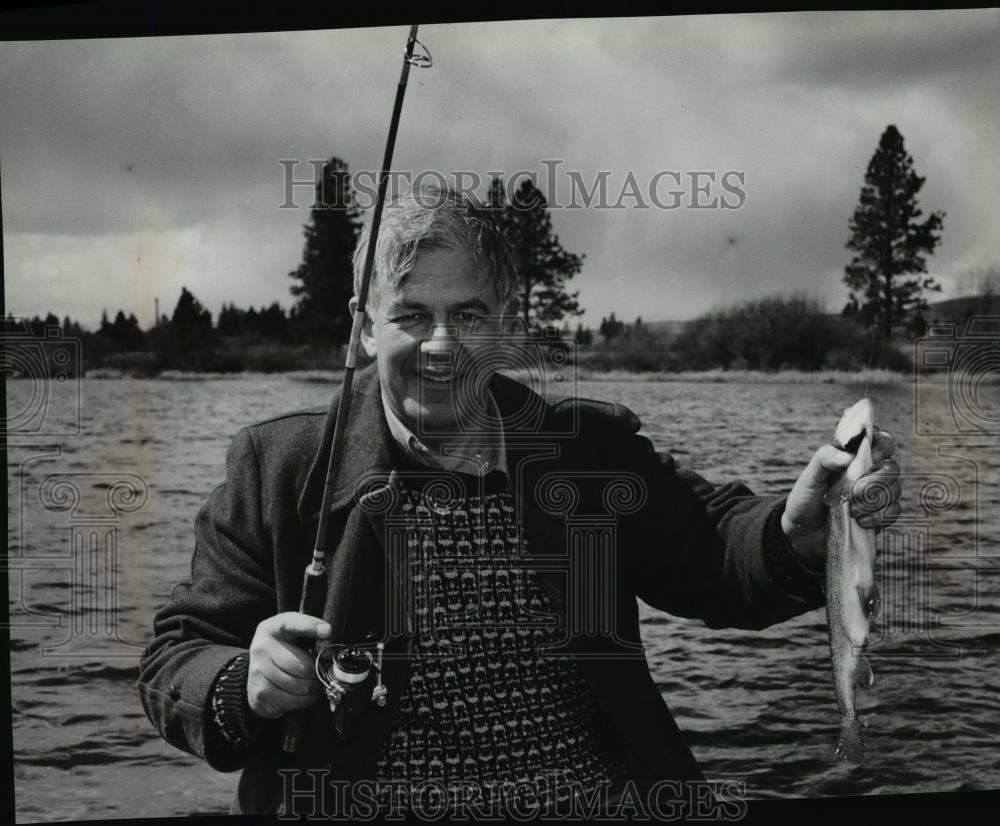 1982 Press Photo Tom Foley at Silver Lake Catching rainbow trout - spa06868 - Historic Images