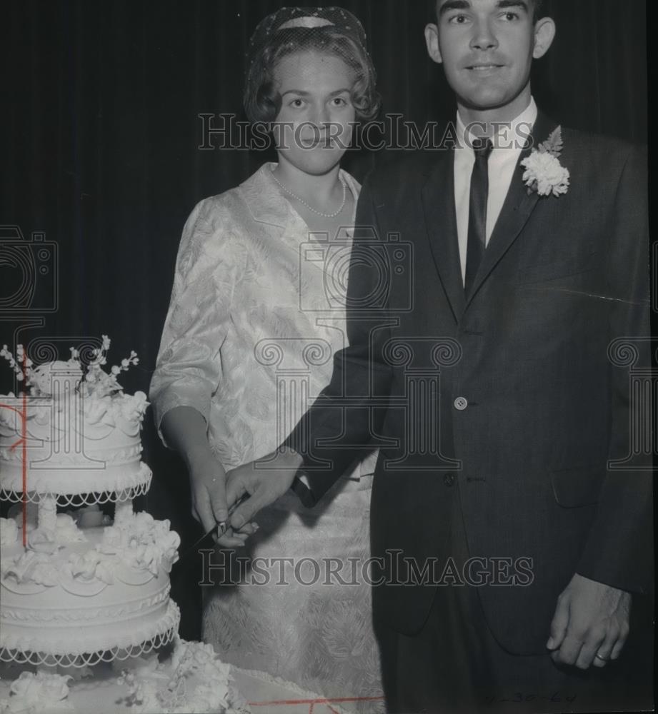 Press Photo Mr. and Mrs. Neal R. Fosseen Jr. cut wedding cake - spa07123 - Historic Images