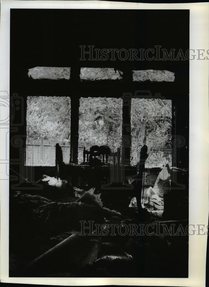 1990 Press Photo Rubble remains inside the home by Hal J. Conlon - spa07606 - Historic Images