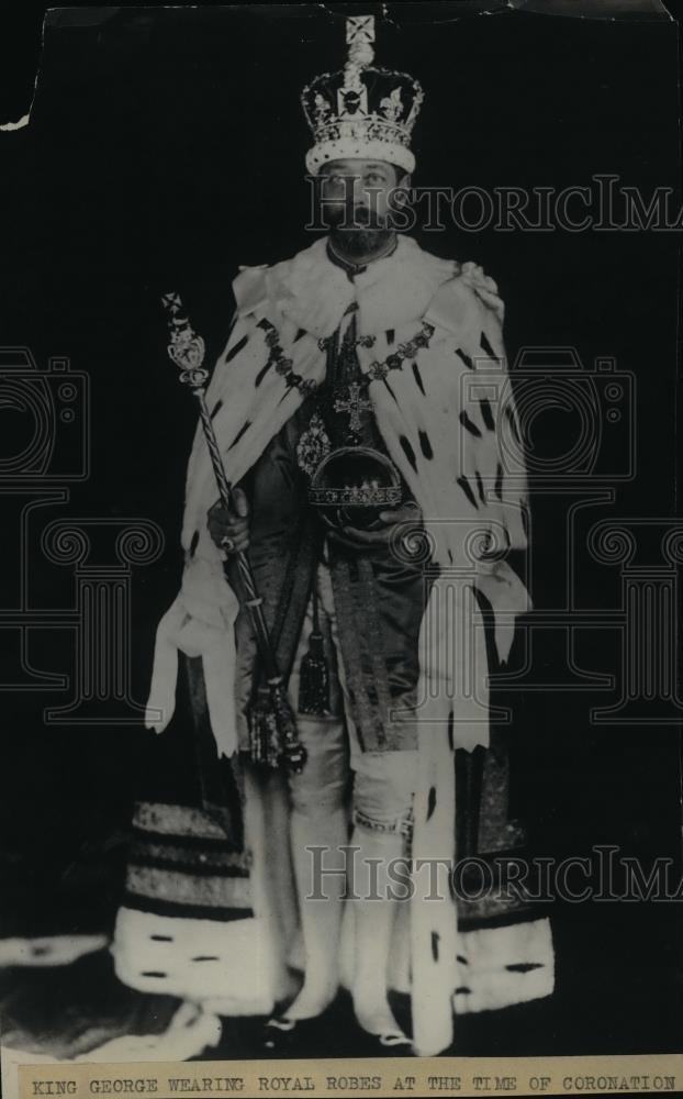 1928 Press Photo King George wearing royal robes at the time of Coronation - Historic Images