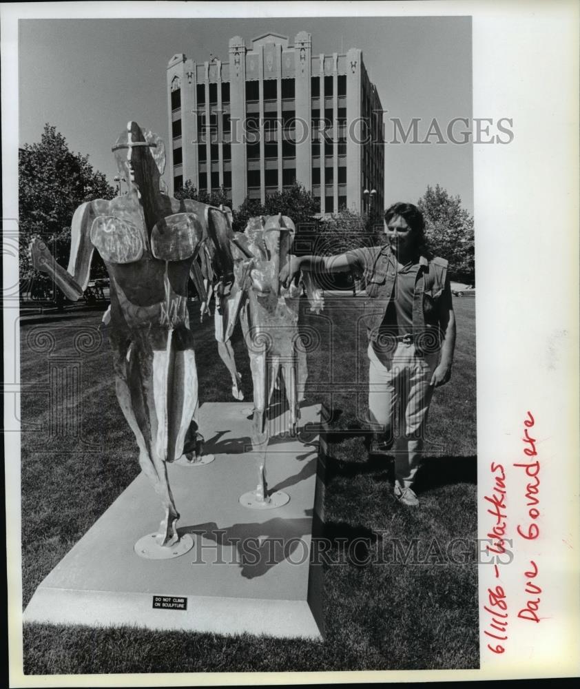 1986 Press Photo Sculptor Dave Govadere, showcasing latest work  - spa08879 - Historic Images