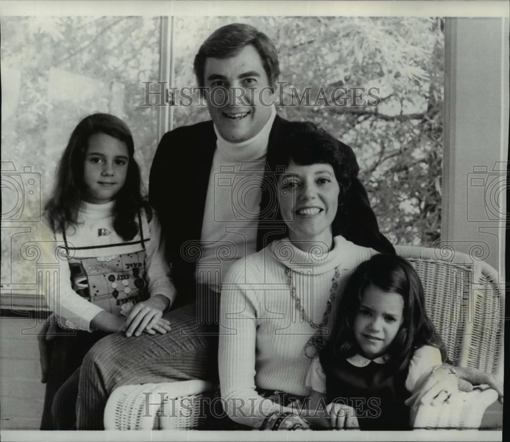 Press Photo Kenneth R. Cole Jr. poses with his family at their Bethesda home - Historic Images