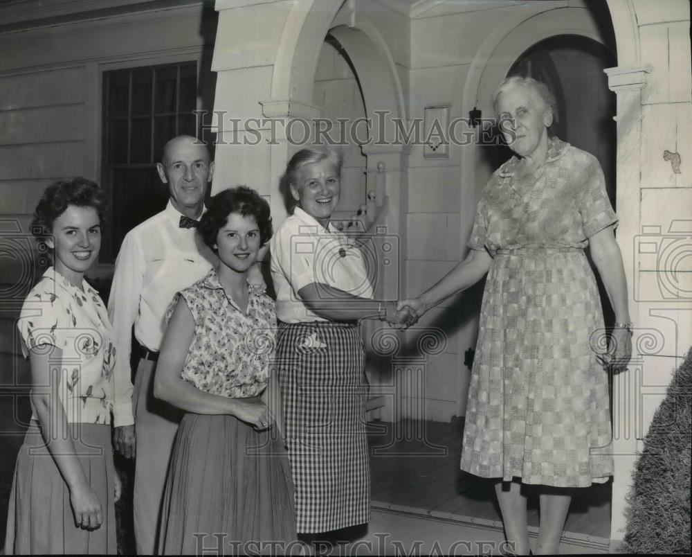 1962 Press Photo Miss Reba J. Hurns hosts Lebanon visitors - spa10010 - Historic Images
