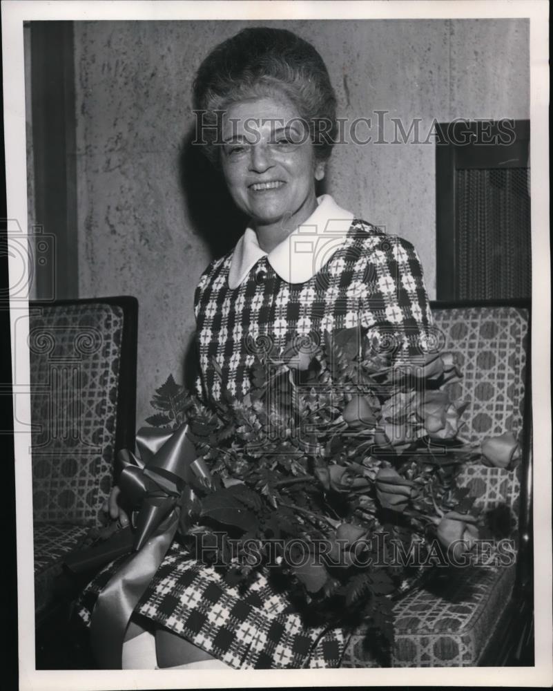 1972 Press Photo Business woman Hannah Kahn - spa10132 - Historic Images
