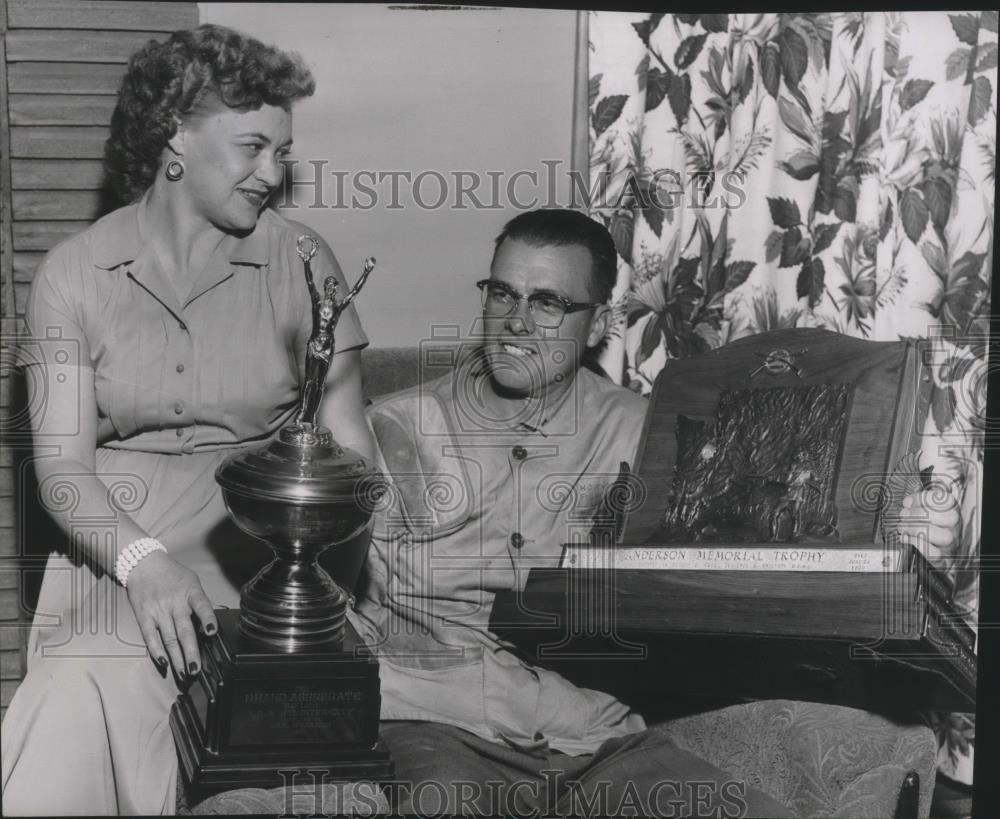 1956 Press Photo Howard Fulwiler-Shooter Poses With Anderson Memorial Trophy - Historic Images