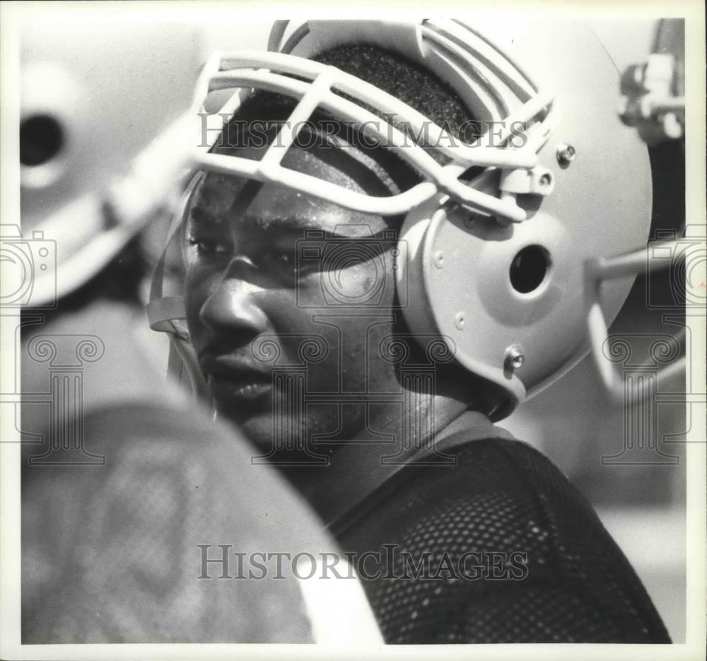 1982 Press Photo Football player, T.J. Jones - sps03035 - Historic Images