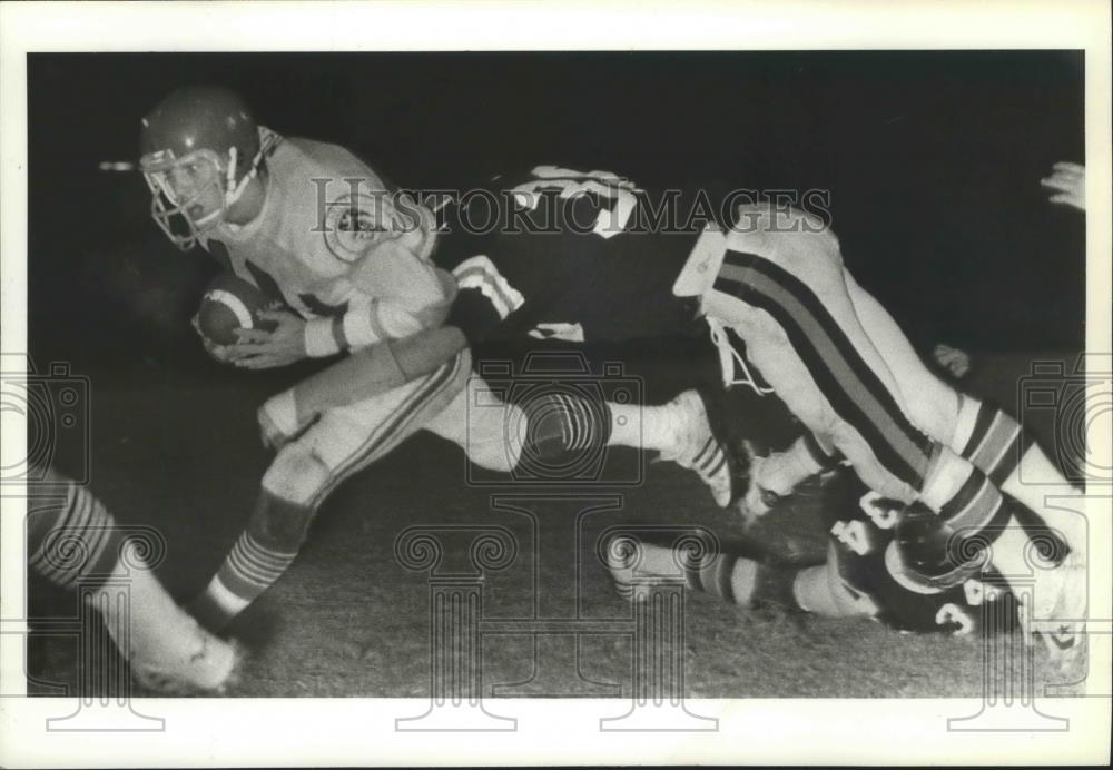 1981 Press Photo Football player #40, Larry Mott, in high school football action - Historic Images