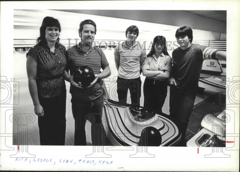 1984 Press Photo The Heath&#39;s, Ruth, George, Sean, Tracy and Kyle bowling - Historic Images