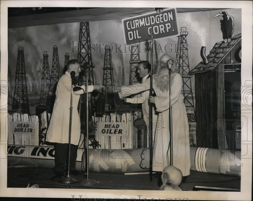 1943 Press Photo New York Saints and Sinners Club Inducts Harold Ickes NYC - Historic Images