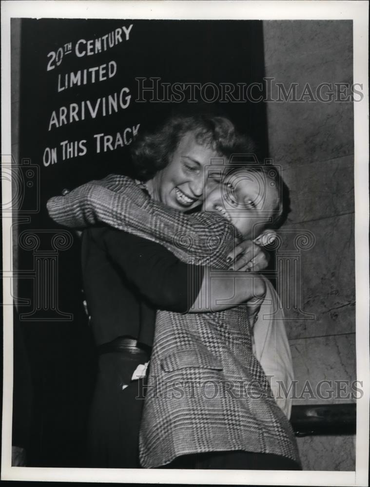 1943 Press Photo New York Mrs. Harry M. Wooten and son Carter Cain Wooten NYC - Historic Images