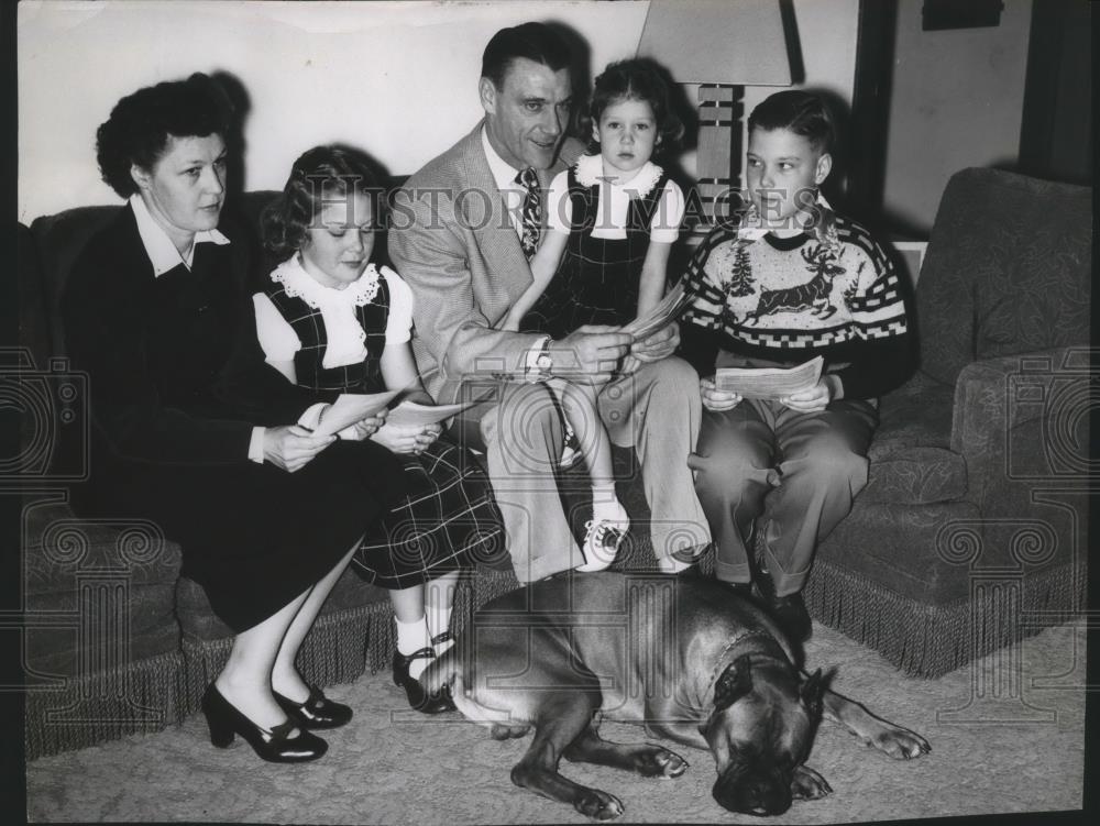 1952 Press Photo Al Kircher-College Football Coach Relaxing With Family and Dog - Historic Images