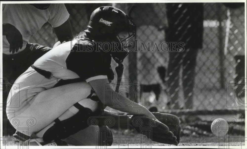 1993 Press Photo Sara Holmes-Baseball Catcher of Toby&#39;s Body and Fender Team - Historic Images