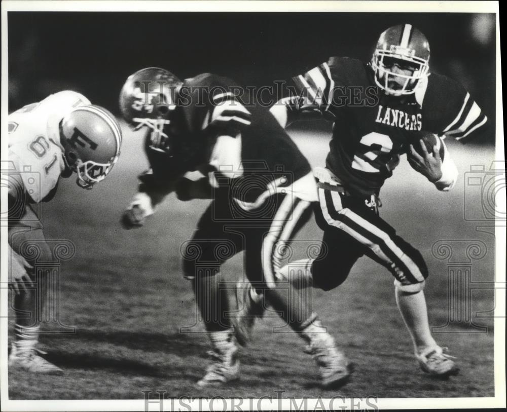 1987 Press Photo Liberty high school&#39;s Mike Hale in football action during game - Historic Images