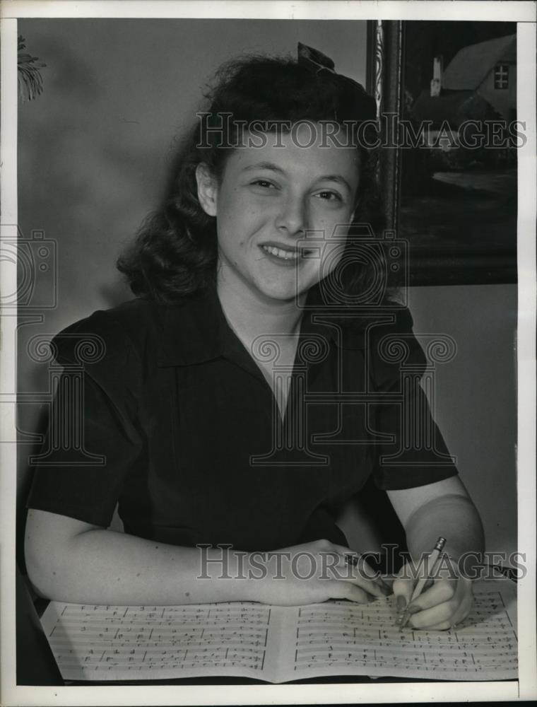 1942 Press Photo New York Lynne Rogers song writer Come On! Yankee Doodle NYC - Historic Images