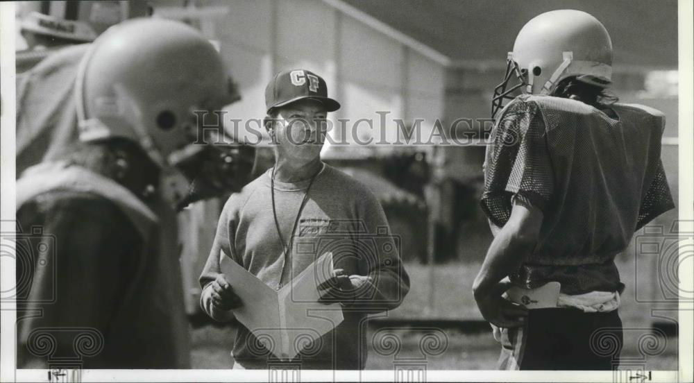 1992 Press Photo Frank Hammersley-Clark Fork&#39;s Football Coach With Players - Historic Images