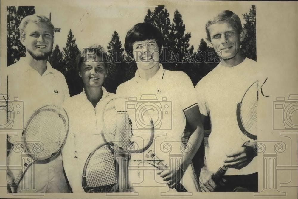 1970 Press Photo Tennis star Billie Jean King with husband Larry and friends - Historic Images