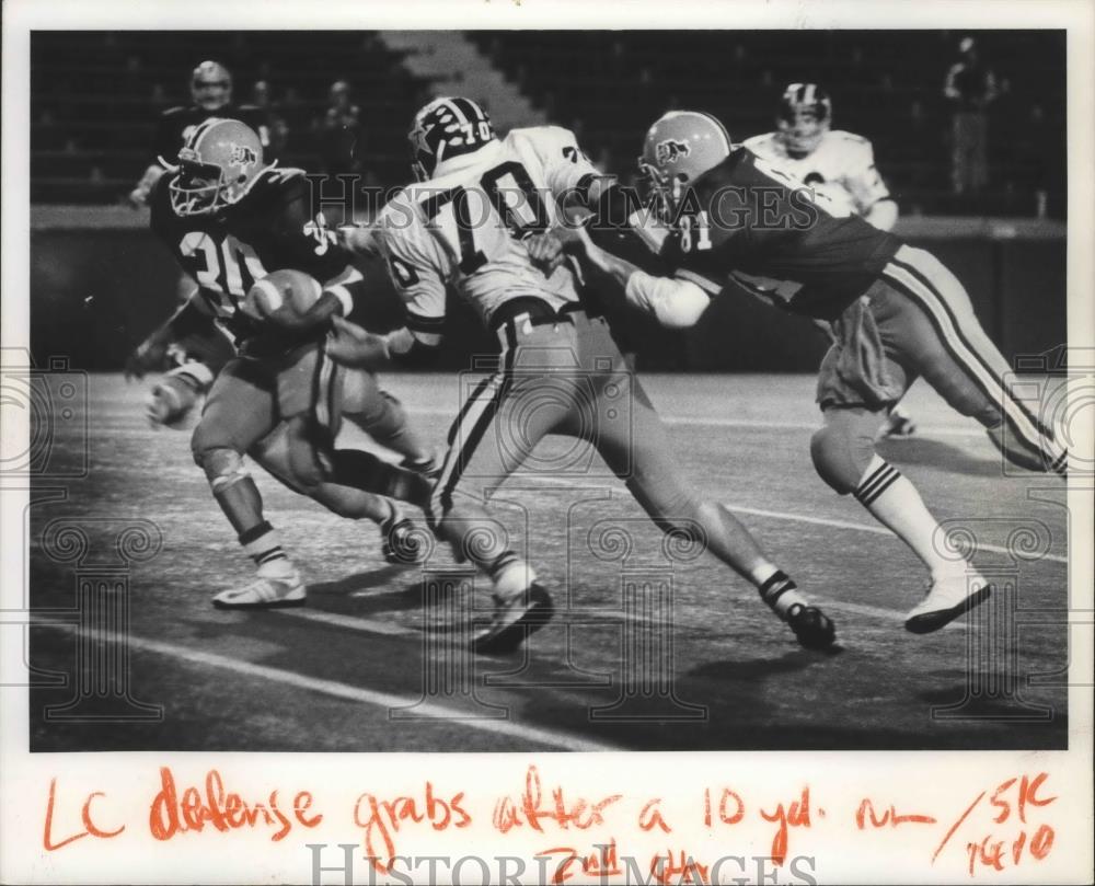 1978 Press Photo LC Defense Grabs Football After 10 Yard Run in High School Game - Historic Images