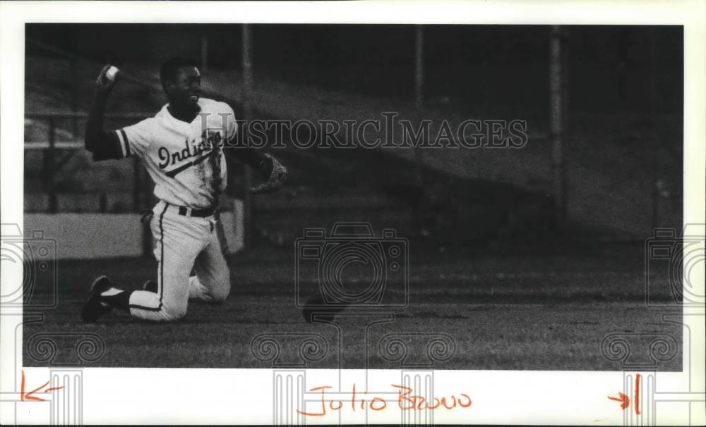 1990 Press Photo Indians&#39; third baseman Julio Bruno throws for final out - Historic Images