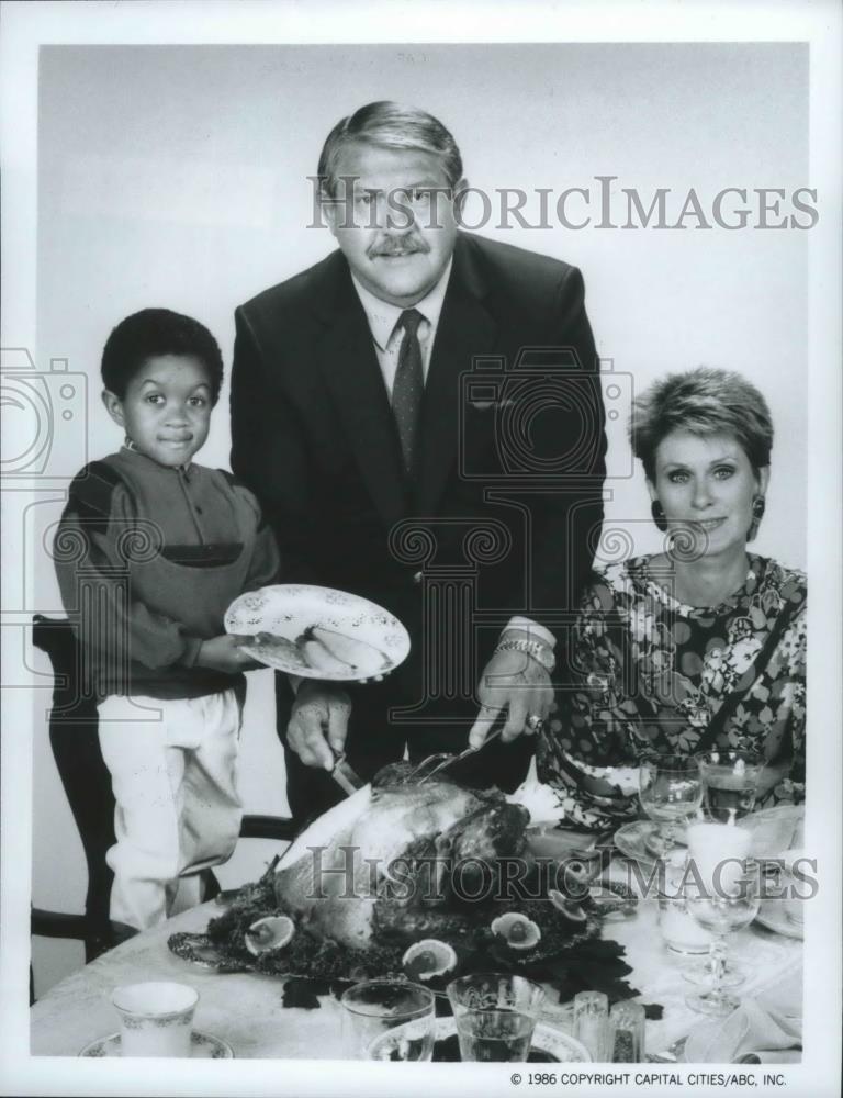 1986 Press Photo Ex-football player, Alex Karras with co-stars in &quot;Webster&quot; - Historic Images