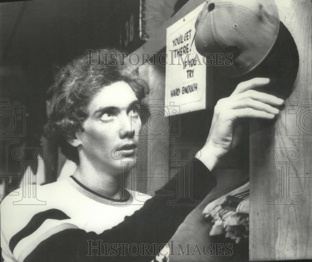 1974 Press Photo Bruce Kison-Baseball Player Hangs Hat in the Locker Room - Historic Images