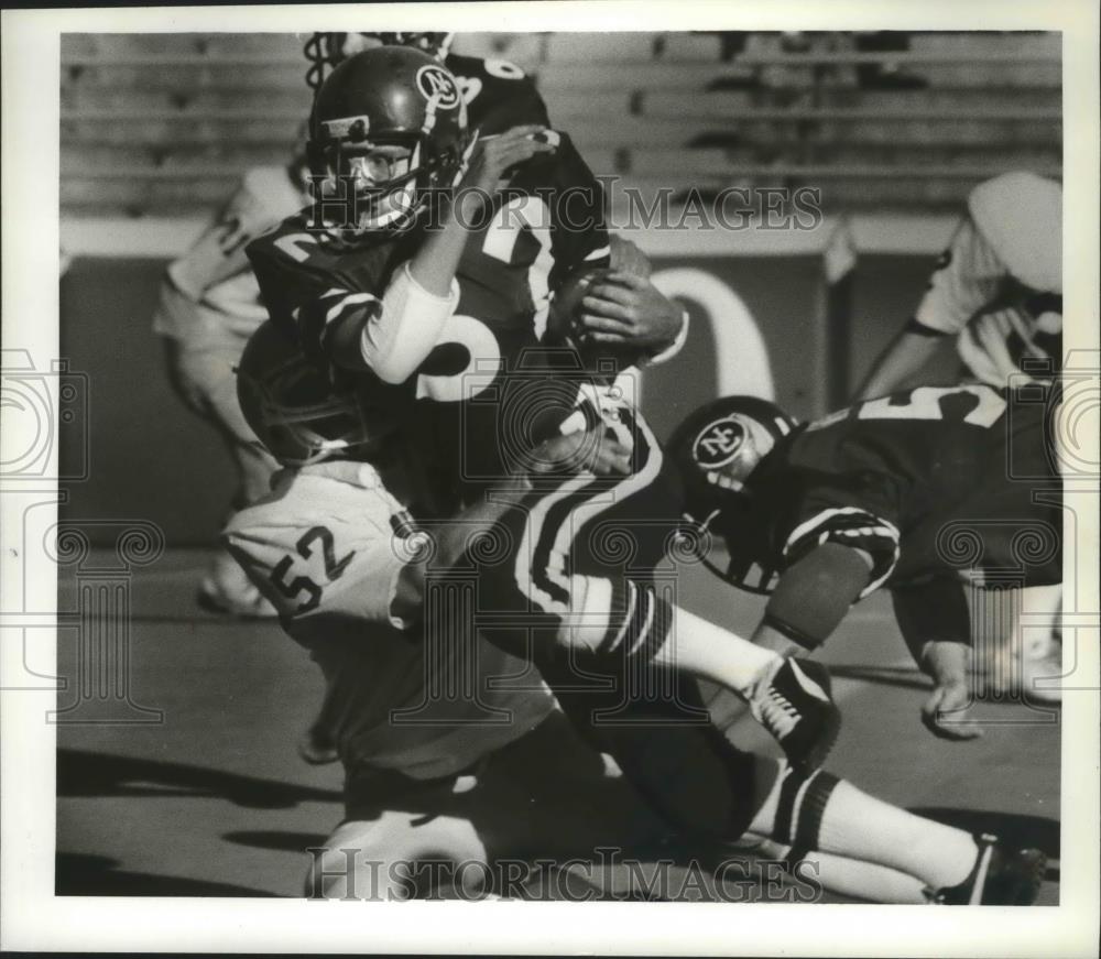 1982 Press Photo Mike Kurth-NC University Football Player Breaking Defense - Historic Images