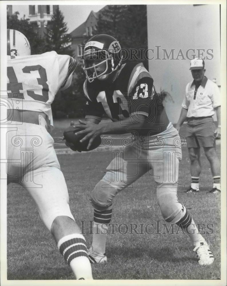 1980 Press Photo Football player Tony Alvarado under Coach Bauer&#39;s watchful eyes - Historic Images