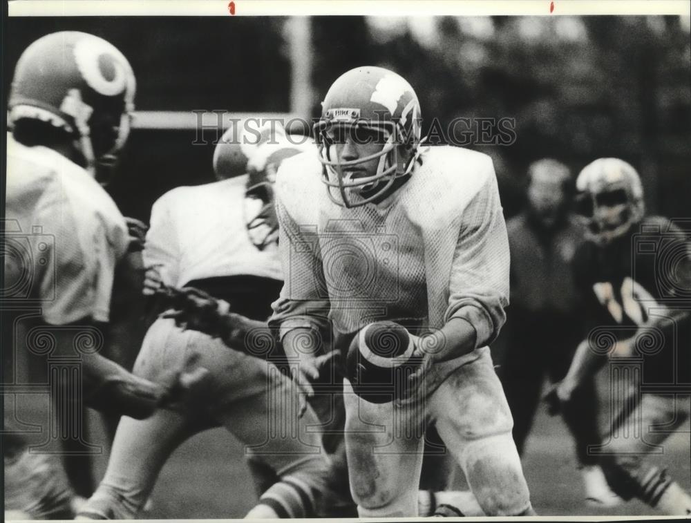 1983 Press Photo Steve Countryman-Football Player Readies to Pass the Ball - Historic Images