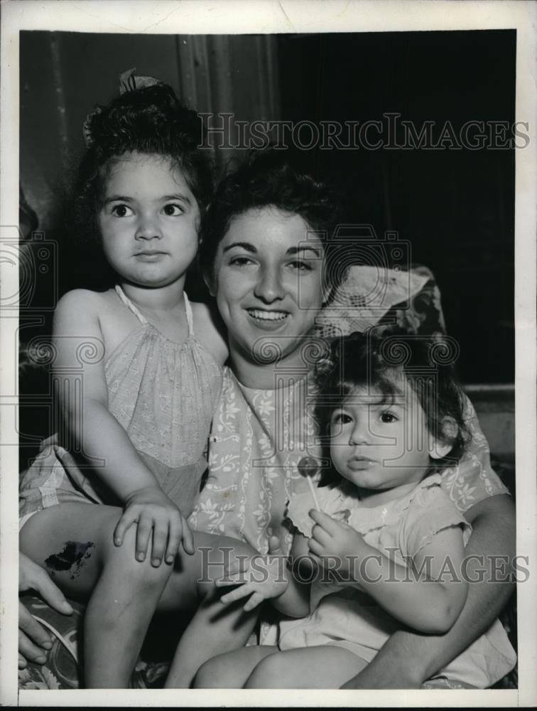 1943 Press Photo New York Mrs.Jill Robinson wife of wounded Navy Cook NYC - Historic Images