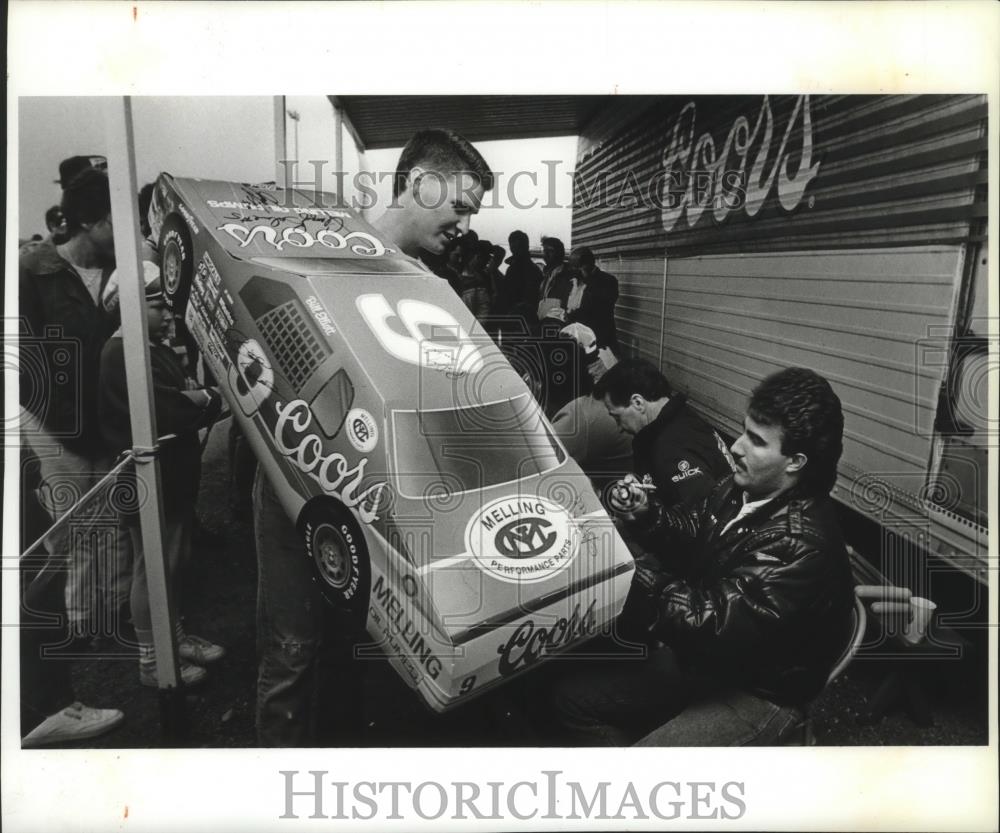 1988 Press Photo Auto racing driver, Derrike Cope signs autograph for Moses Lake - Historic Images