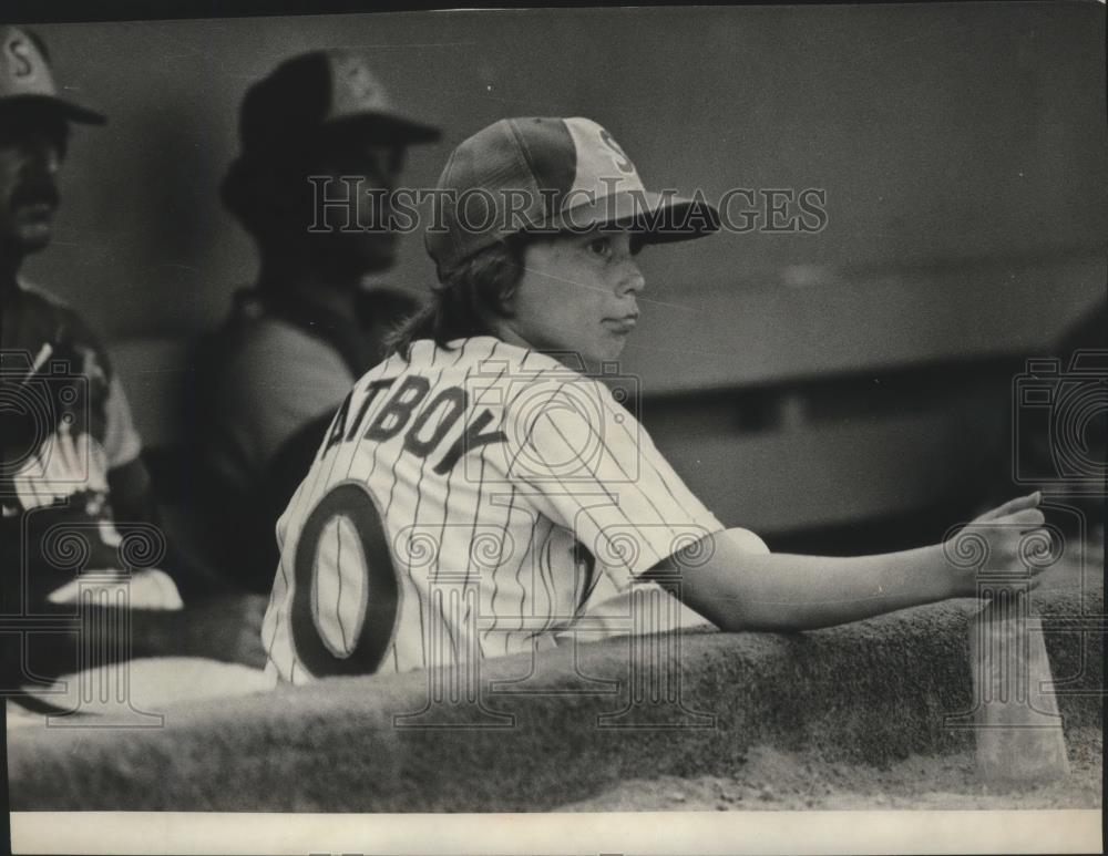 1990 Press Photo Larry Koentopp-Baseball Associate as a Batboy in Dugout - Historic Images