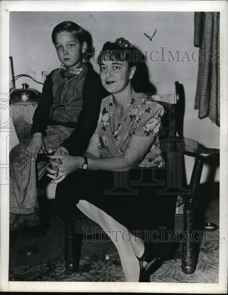 1942 Press Photo Mrs. Gladys Jensen with son Warren wife-swapping charges - Historic Images