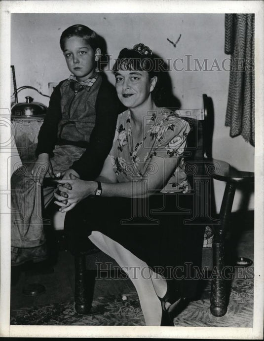 1942 Press Photo Mrs. Gladys Jensen with son Warren wife-swapping charges - Historic Images