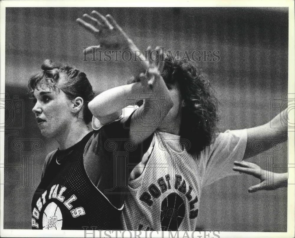 1986 Press Photo Post Falls basketball player, Julie Hone, in action - sps03313 - Historic Images
