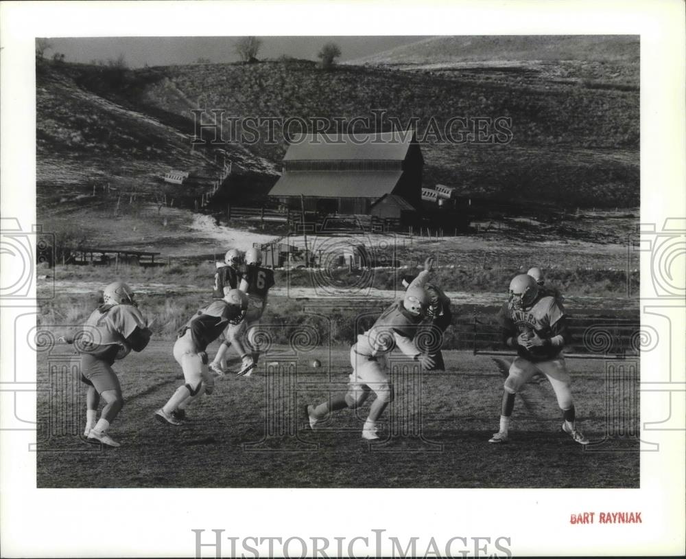 1987 Press Photo Hunters High School football team in action - sps03109 - Historic Images