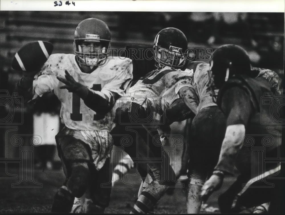 1983 Press Photo St. John football player, Matt Hubble, in action - sps03296 - Historic Images