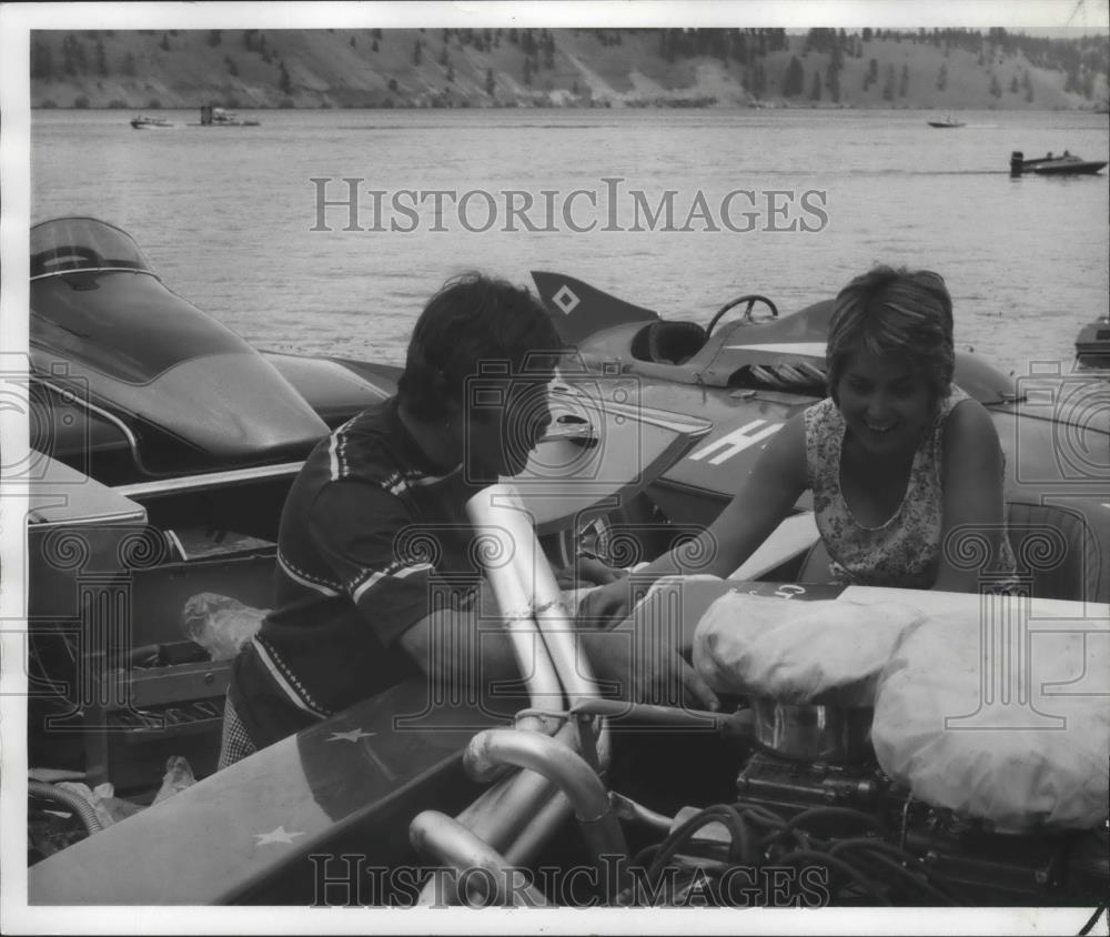 1974 Press Photo Spokane boat racing&#39;s Ron Harmon with his wife, Gayle - Historic Images