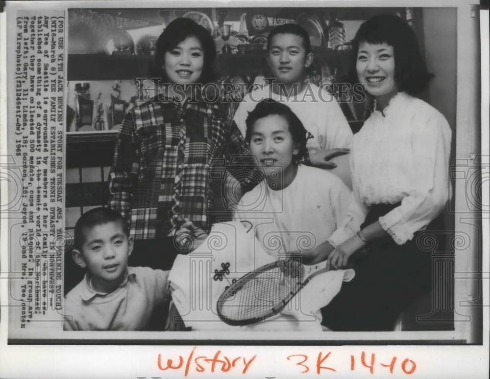 1965 Press Photo Tennis champions Amy Yee & family, Gary, Linda, Gordon & Joyce - Historic Images