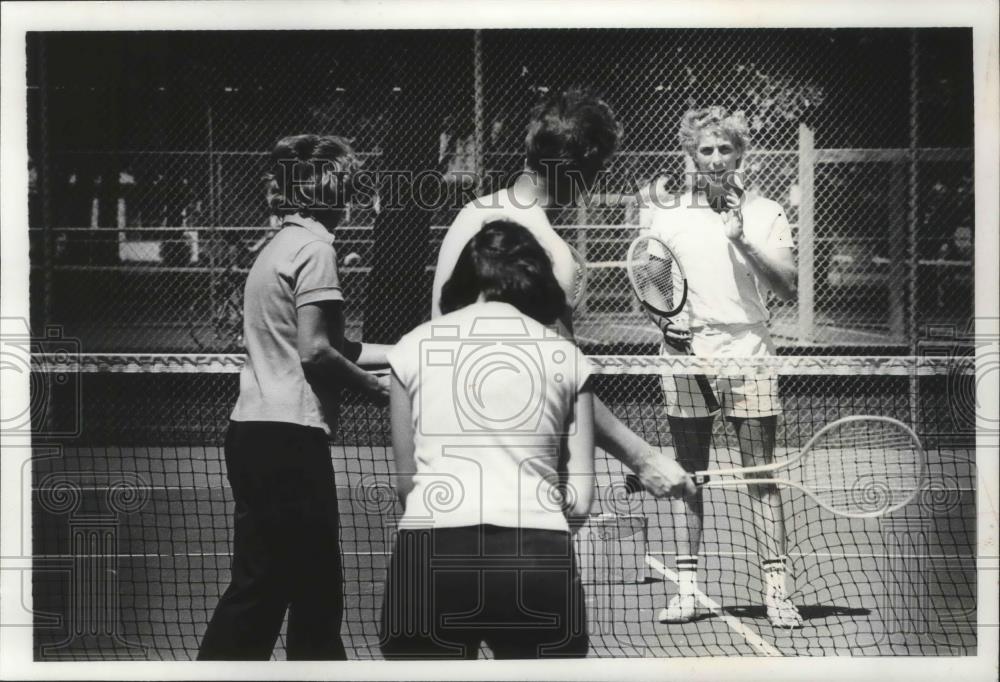 1977 Press Photo Jim De Roetth-Tennis Player Speaking With Others on Court - Historic Images