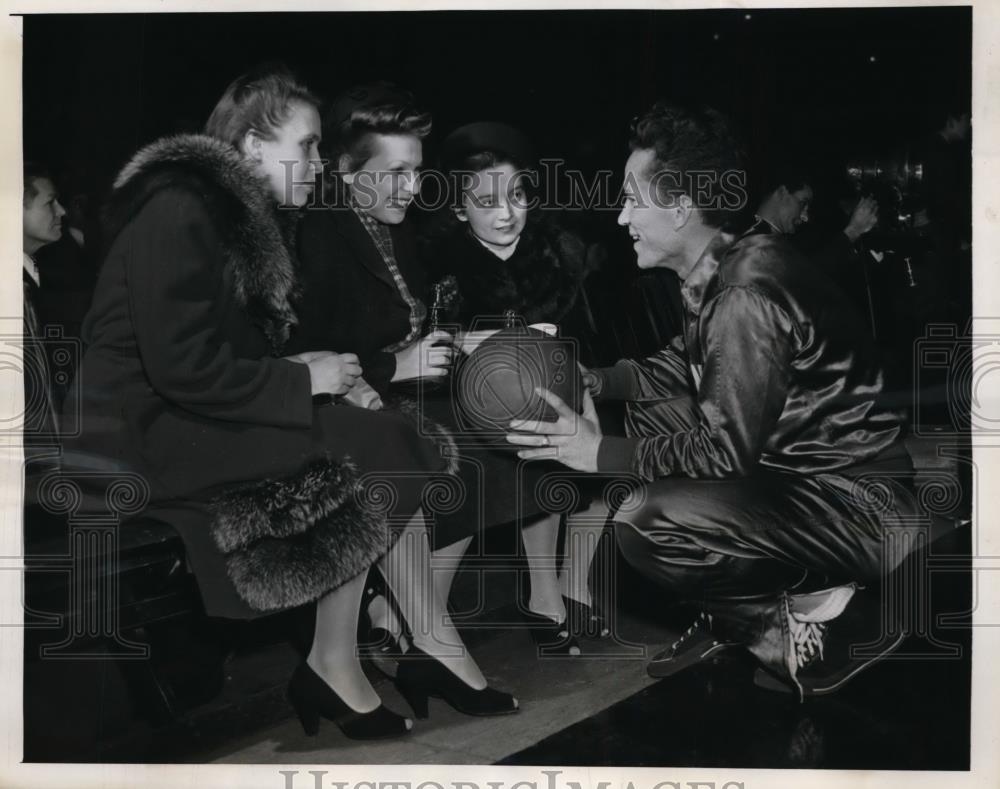 1943 Press Photo New York The N.Y. University-Arkansas Basketball Game NYC - Historic Images