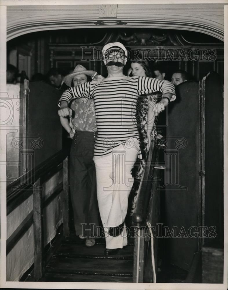 1939 Press Photo New York Harry Beckoff as a sailor arriving for Ball NYC - Historic Images